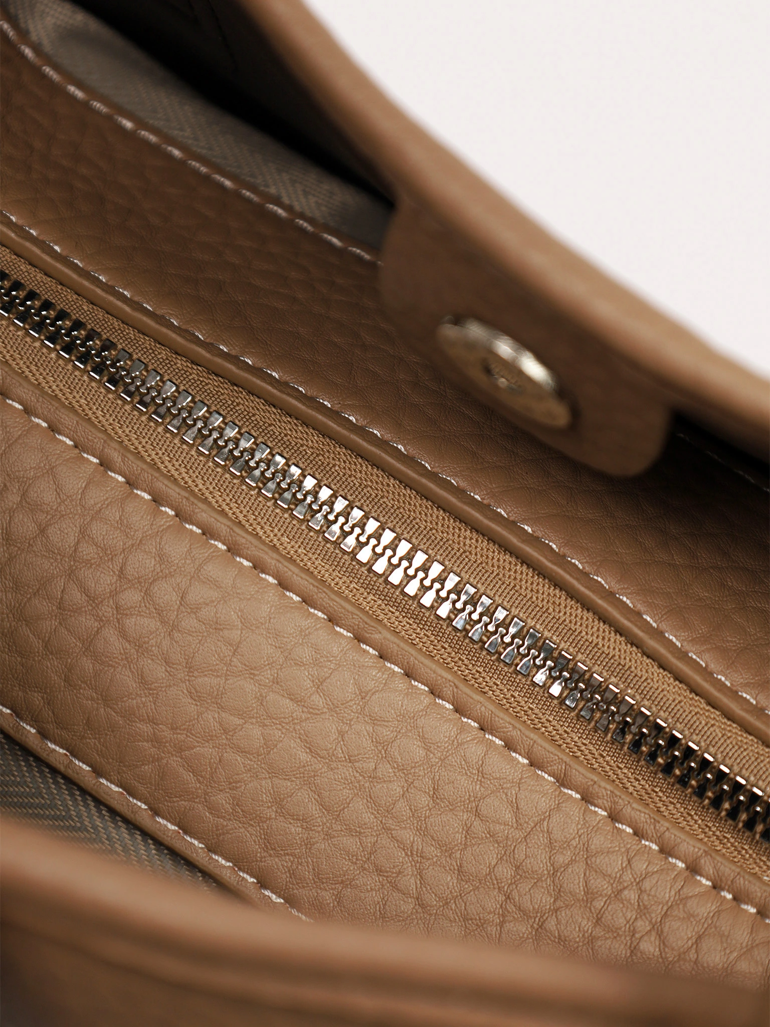 Сумка-тоут со стяжками по бокам и декоративным платком в ассортименте